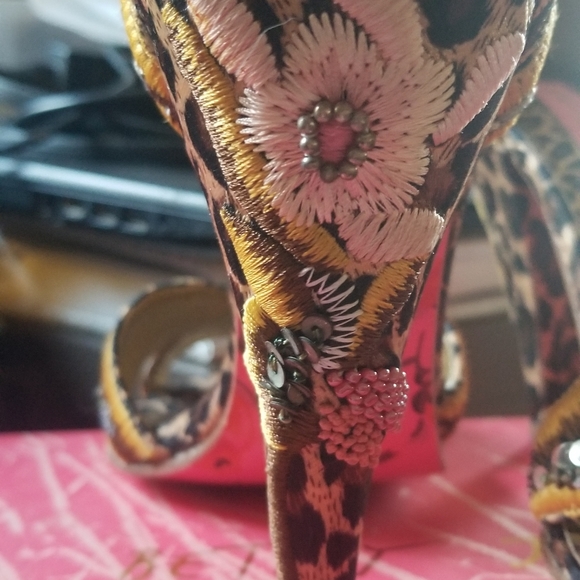 Betsy Johnson embroidered heels - Picture 6 of 10
